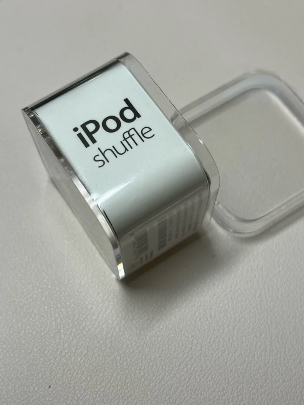 Apple iPod shuffle - 2GB (2015 - 4th generation) - Picture 1 of 8